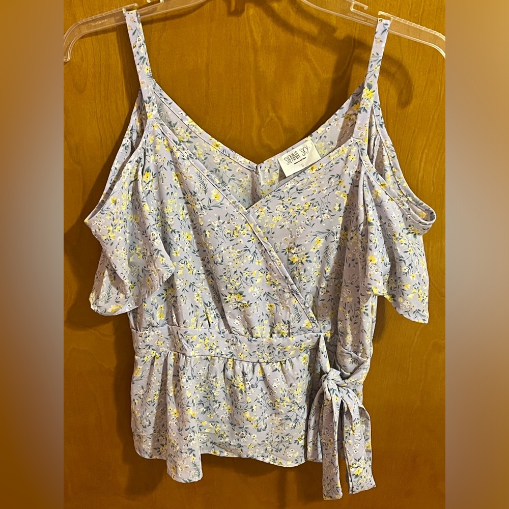 Sienna Sky on/off shoulder light purple floral top EUC. Size Small